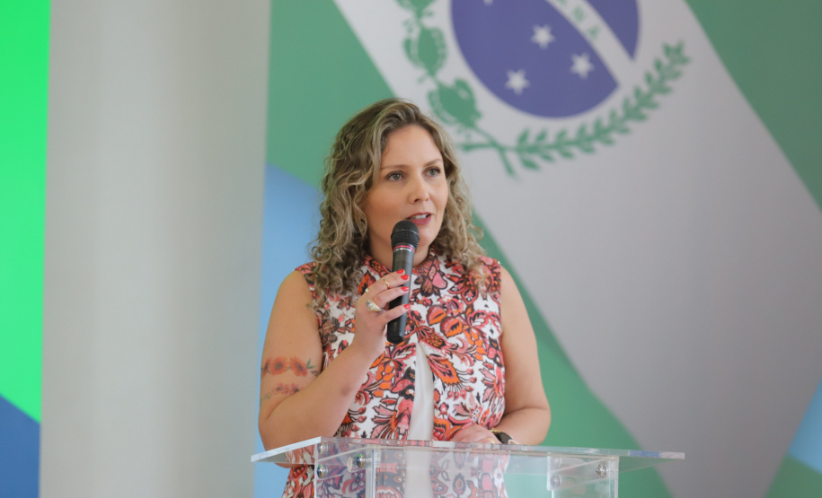 O vice governador Darci Piana e o  secretário de Justiça, Família e Trabalho, Ney Leprevost assinam  nesta quarta-feira  (27) termo de repasse ao Cedca aos municípios,  no Palacio Iguacu.   Na foto, representando o departamento de assistencia social da SEJUF , Larissa Marsolic. Curitiba, 27/10/2021 -  Foto: Geraldo Bubniak/AEN