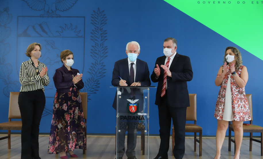 O vice governador Darci Piana e o  secretário de Justiça, Família e Trabalho, Ney Leprevost assinam  nesta quarta-feira  (27) termo de repasse ao Cedca aos municípios,  no Palacio Iguacu.   Curitiba, 27/10/2021 -  Foto: Geraldo Bubniak/AEN