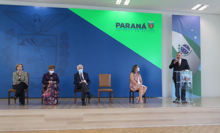 O vice governador Darci Piana e o  secretário de Justiça, Família e Trabalho, Ney Leprevost assinam  nesta quarta-feira  (27) termo de repasse ao Cedca aos municípios,  no Palacio Iguacu.   Curitiba, 27/10/2021 -  Foto: Geraldo Bubniak/AEN