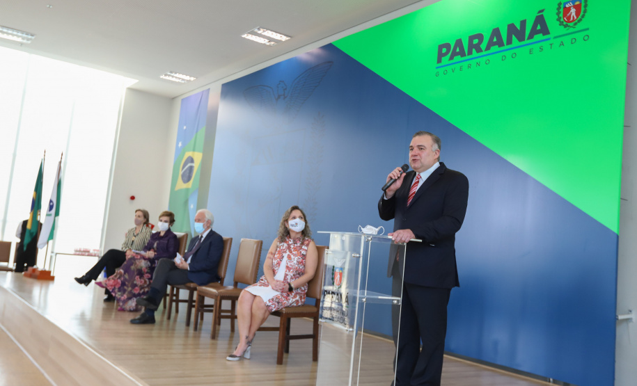 O vice governador Darci Piana e o  secretário de Justiça, Família e Trabalho, Ney Leprevost assinam  nesta quarta-feira  (27) termo de repasse ao Cedca aos municípios,  no Palacio Iguacu.   Curitiba, 27/10/2021 -  Foto: Geraldo Bubniak/AEN