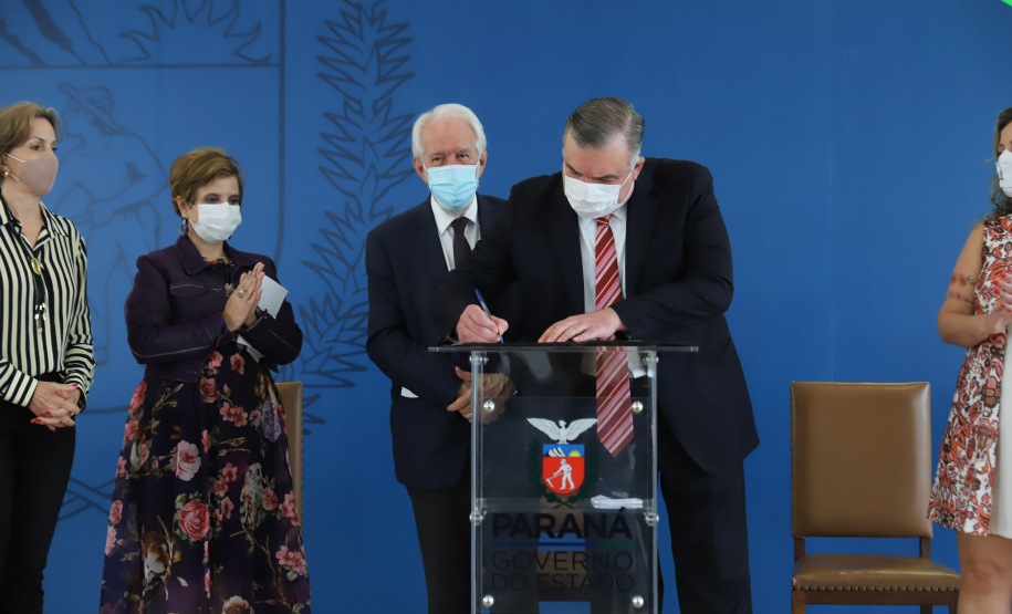 O vice governador Darci Piana e o  secretário de Justiça, Família e Trabalho, Ney Leprevost assinam  nesta quarta-feira  (27) termo de repasse ao Cedca aos municípios,  no Palacio Iguacu.   Curitiba, 27/10/2021 -  Foto: Geraldo Bubniak/AEN