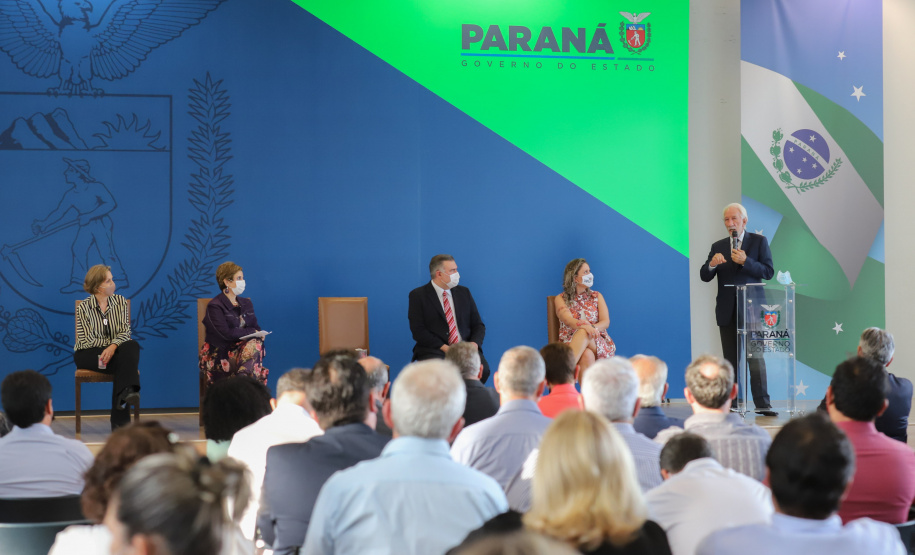 O vice governador Darci Piana e o  secretário de Justiça, Família e Trabalho, Ney Leprevost assinam  nesta quarta-feira  (27) termo de repasse ao Cedca aos municípios,  no Palacio Iguacu.   Curitiba, 27/10/2021 -  Foto: Geraldo Bubniak/AEN