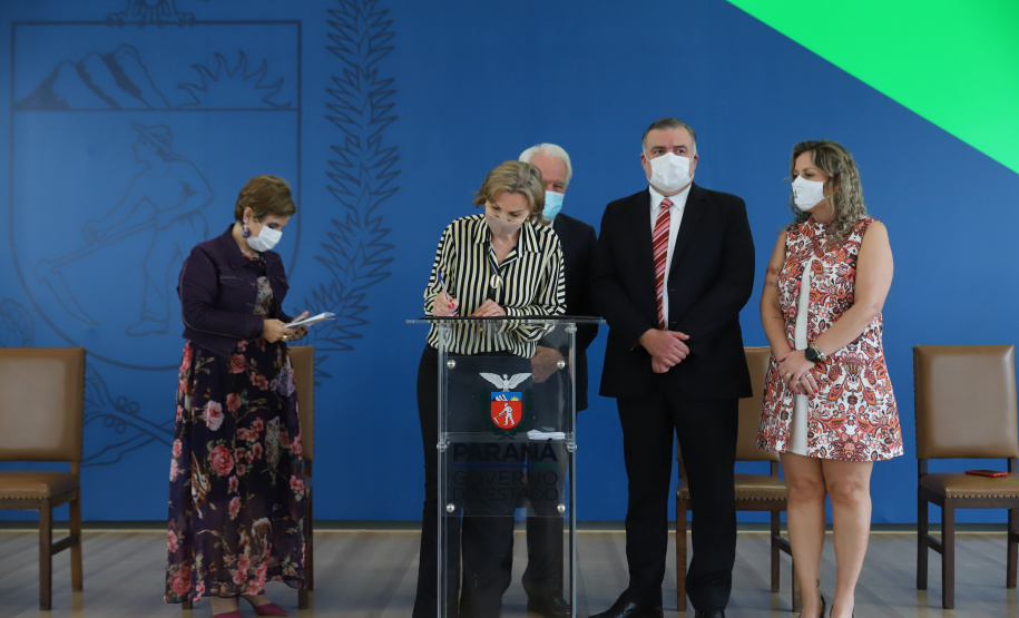O vice governador Darci Piana e o  secretário de Justiça, Família e Trabalho, Ney Leprevost assinam  nesta quarta-feira  (27) termo de repasse ao Cedca aos municípios,  no Palacio Iguacu.   Curitiba, 27/10/2021 -  Foto: Geraldo Bubniak/AEN