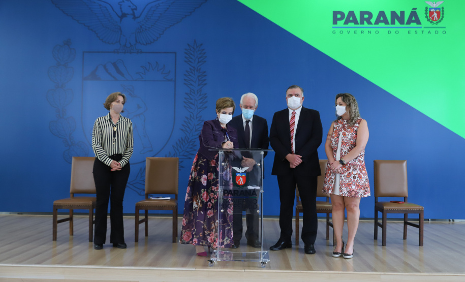 O vice governador Darci Piana e o  secretário de Justiça, Família e Trabalho, Ney Leprevost assinam  nesta quarta-feira  (27) termo de repasse ao Cedca aos municípios,  no Palacio Iguacu.   Curitiba, 27/10/2021 -  Foto: Geraldo Bubniak/AEN