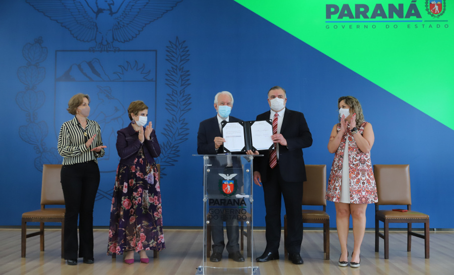 O vice governador Darci Piana e o  secretário de Justiça, Família e Trabalho, Ney Leprevost assinam  nesta quarta-feira  (27) termo de repasse ao Cedca aos municípios,  no Palacio Iguacu.   Curitiba, 27/10/2021 -  Foto: Geraldo Bubniak/AEN
