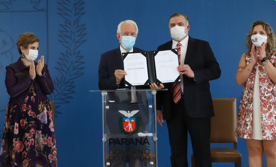 O vice governador Darci Piana e o  secretário de Justiça, Família e Trabalho, Ney Leprevost assinam  nesta quarta-feira  (27) termo de repasse ao Cedca aos municípios,  no Palacio Iguacu.   Curitiba, 27/10/2021 -  Foto: Geraldo Bubniak/AEN