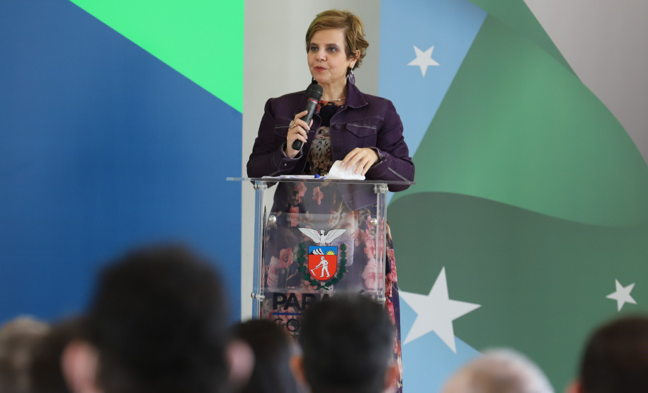 O vice governador Darci Piana e o  secretário de Justiça, Família e Trabalho, Ney Leprevost assinam  nesta quarta-feira  (27) termo de repasse ao Cedca aos municípios,  no Palacio Iguacu.  Na foto, vice-presidente do Conselho Estadual dos direitos da Criança e do adolescente, Angela Mendonça.  Curitiba, 27/10/2021 -  Foto: Geraldo Bubniak/AEN