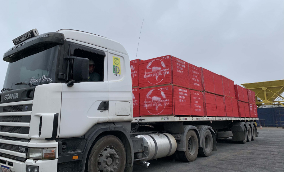 Nesta terça-feira (27), no Porto de Paranaguá, foi realizado mais um embarque de madeira em um navio do tipo roll on-roll off (Ro-ro). Esta é a segunda vez, na atualidade, que a embarcação - geralmente destinada para o transporte de veículos, projetos e maquinários -  é utilizada para essa carga geral.  -  Curitiba, 27/10/2021 - Foto: Nájia Furlan/Portos do Paraná