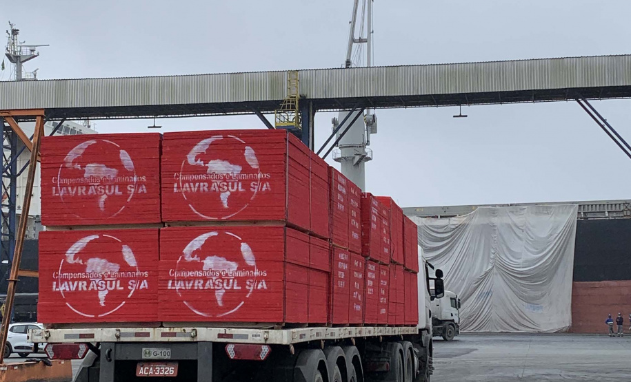 Nesta terça-feira (27), no Porto de Paranaguá, foi realizado mais um embarque de madeira em um navio do tipo roll on-roll off (Ro-ro). Esta é a segunda vez, na atualidade, que a embarcação - geralmente destinada para o transporte de veículos, projetos e maquinários -  é utilizada para essa carga geral.  -  Curitiba, 27/10/2021 - Foto: Nájia Furlan/Portos do Paraná