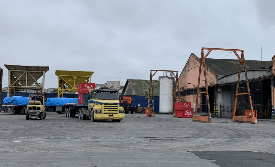 Nesta terça-feira (27), no Porto de Paranaguá, foi realizado mais um embarque de madeira em um navio do tipo roll on-roll off (Ro-ro). Esta é a segunda vez, na atualidade, que a embarcação - geralmente destinada para o transporte de veículos, projetos e maquinários -  é utilizada para essa carga geral.  -  Curitiba, 27/10/2021 - Foto: Nájia Furlan/Portos do Paraná