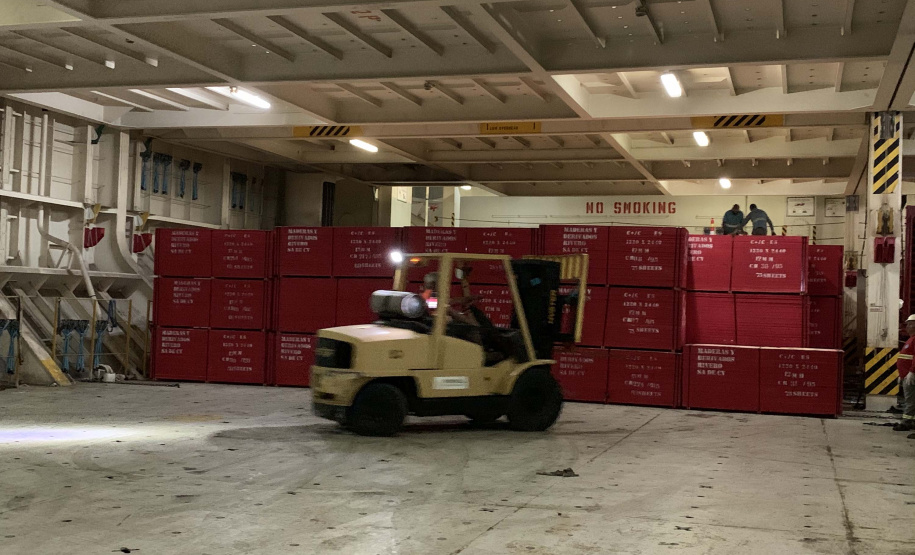 Nesta terça-feira (27), no Porto de Paranaguá, foi realizado mais um embarque de madeira em um navio do tipo roll on-roll off (Ro-ro). Esta é a segunda vez, na atualidade, que a embarcação - geralmente destinada para o transporte de veículos, projetos e maquinários -  é utilizada para essa carga geral.  -  Curitiba, 27/10/2021 - Foto: Nájia Furlan/Portos do Paraná