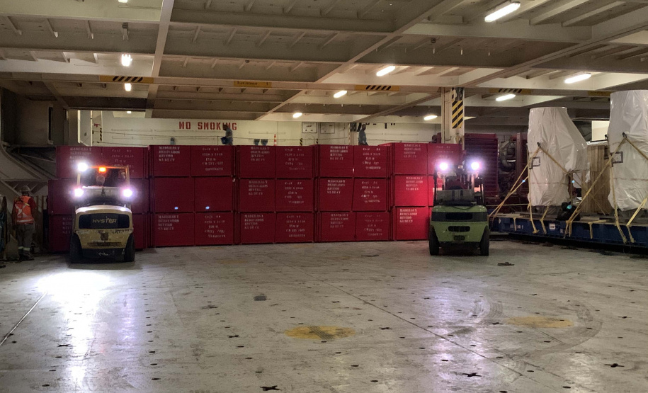 Nesta terça-feira (27), no Porto de Paranaguá, foi realizado mais um embarque de madeira em um navio do tipo roll on-roll off (Ro-ro). Esta é a segunda vez, na atualidade, que a embarcação - geralmente destinada para o transporte de veículos, projetos e maquinários -  é utilizada para essa carga geral.  -  Curitiba, 27/10/2021 - Foto: Nájia Furlan/Portos do Paraná