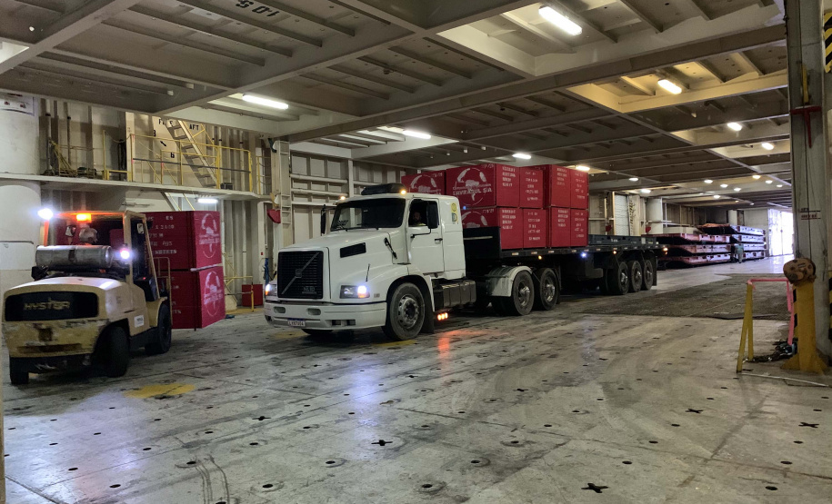 Nesta terça-feira (27), no Porto de Paranaguá, foi realizado mais um embarque de madeira em um navio do tipo roll on-roll off (Ro-ro). Esta é a segunda vez, na atualidade, que a embarcação - geralmente destinada para o transporte de veículos, projetos e maquinários -  é utilizada para essa carga geral.  -  Curitiba, 27/10/2021 - Foto: Nájia Furlan/Portos do Paraná