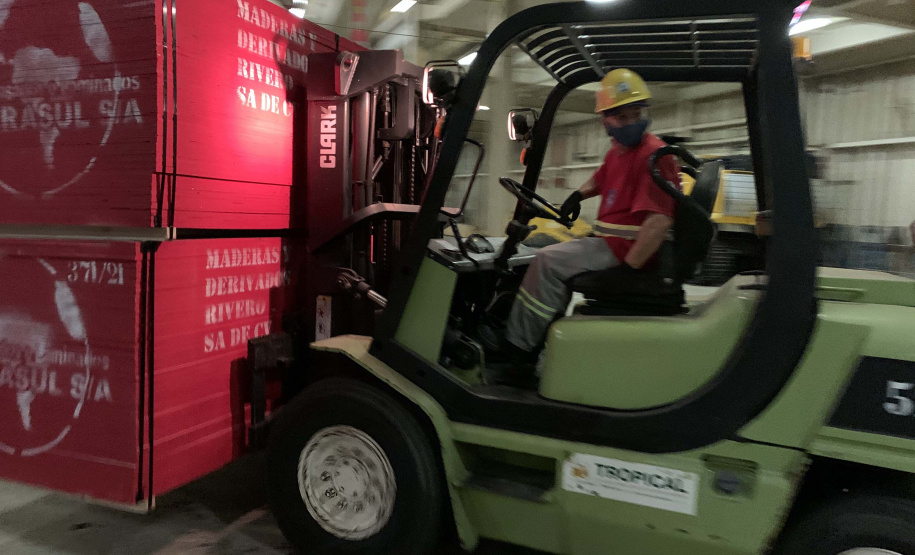 Nesta terça-feira (27), no Porto de Paranaguá, foi realizado mais um embarque de madeira em um navio do tipo roll on-roll off (Ro-ro). Esta é a segunda vez, na atualidade, que a embarcação - geralmente destinada para o transporte de veículos, projetos e maquinários -  é utilizada para essa carga geral.  -  Curitiba, 27/10/2021 - Foto: Nájia Furlan/Portos do Paraná