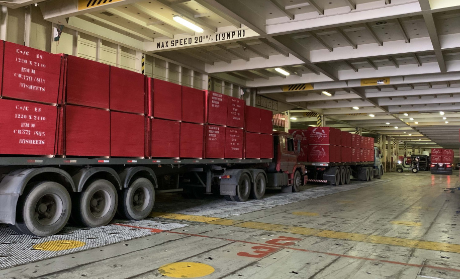 Nesta terça-feira (27), no Porto de Paranaguá, foi realizado mais um embarque de madeira em um navio do tipo roll on-roll off (Ro-ro). Esta é a segunda vez, na atualidade, que a embarcação - geralmente destinada para o transporte de veículos, projetos e maquinários -  é utilizada para essa carga geral.  -  Curitiba, 27/10/2021 - Foto: Nájia Furlan/Portos do Paraná