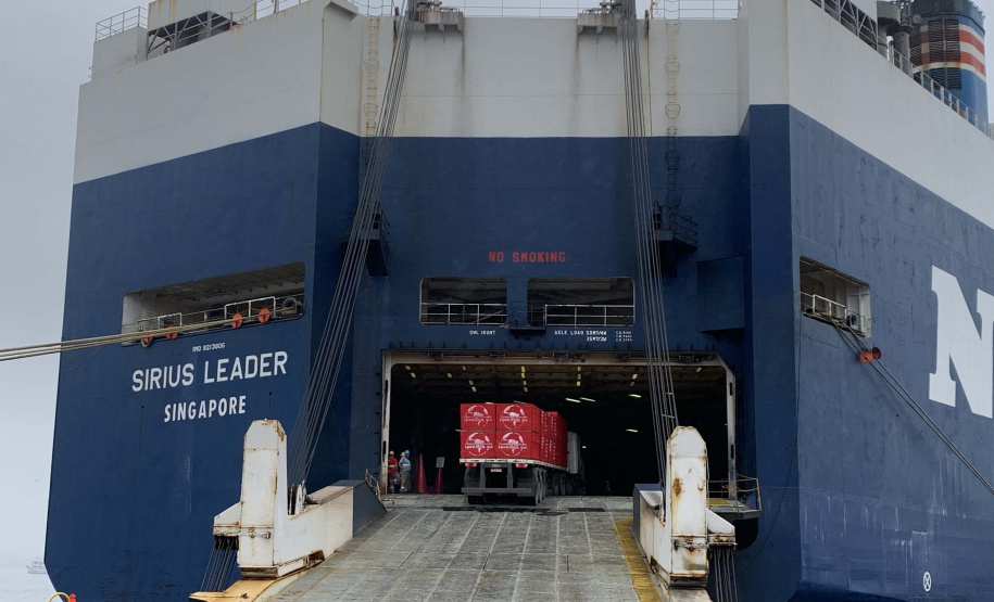 Nesta terça-feira (27), no Porto de Paranaguá, foi realizado mais um embarque de madeira em um navio do tipo roll on-roll off (Ro-ro). Esta é a segunda vez, na atualidade, que a embarcação - geralmente destinada para o transporte de veículos, projetos e maquinários -  é utilizada para essa carga geral.  -  Curitiba, 27/10/2021 - Foto: Nájia Furlan/Portos do Paraná