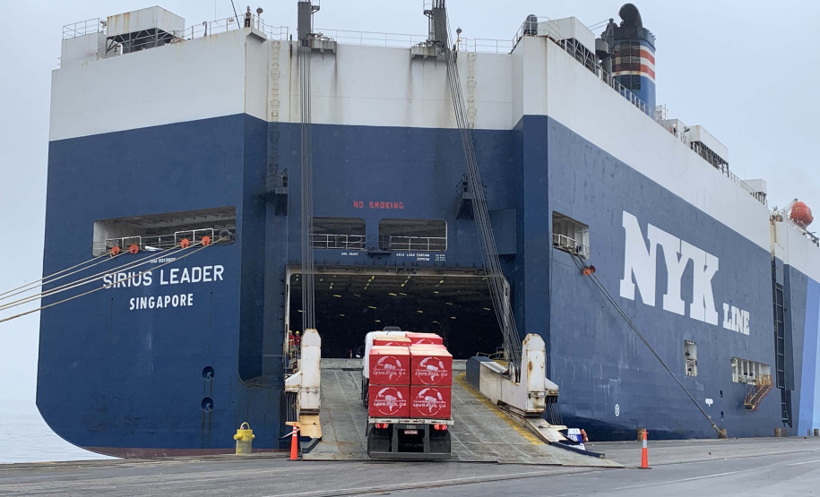 Nesta terça-feira (27), no Porto de Paranaguá, foi realizado mais um embarque de madeira em um navio do tipo roll on-roll off (Ro-ro). Esta é a segunda vez, na atualidade, que a embarcação - geralmente destinada para o transporte de veículos, projetos e maquinários -  é utilizada para essa carga geral.  -  Curitiba, 27/10/2021 - Foto: Nájia Furlan/Portos do Paraná