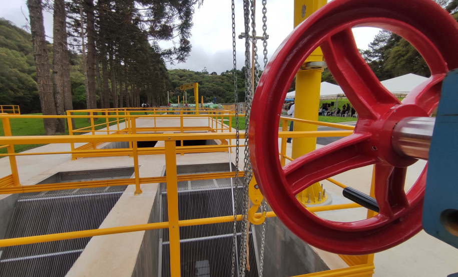 O governador Carlos Massa Ratinho Junior inaugurou nesta quinta-feira (28) a obra de transposição do rio Capivari para a Bacia do Iraí, em Colombo, na região metropolitana de Curitiba. Foto: Jonathan Campos/AEN