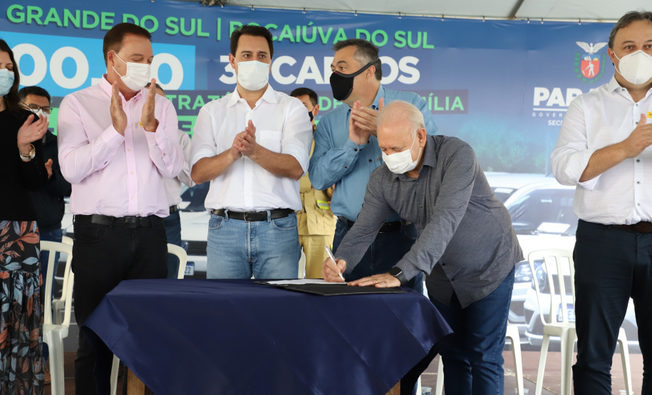 O governador Carlos Massa Ratinho Junior entregou nesta quinta-feira (28) mais 36 novos veículos para reforçar as ações da Saúde da Família em três municípios da Região Metropolitana de Curitiba: Colombo, Bocaiúva do Sul e Campina Grande do Sul. Eles integram a compra de um total de 1.211 automóveis, feita pelo Governo do Estado, para os 399 municípios do Paraná. Foto: Ari Dais/AEN