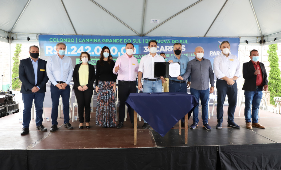 O governador Carlos Massa Ratinho Junior entregou nesta quinta-feira (28) mais 36 novos veículos para reforçar as ações da Saúde da Família em três municípios da Região Metropolitana de Curitiba: Colombo, Bocaiúva do Sul e Campina Grande do Sul. Eles integram a compra de um total de 1.211 automóveis, feita pelo Governo do Estado, para os 399 municípios do Paraná. Foto: Ari Dais/AEN