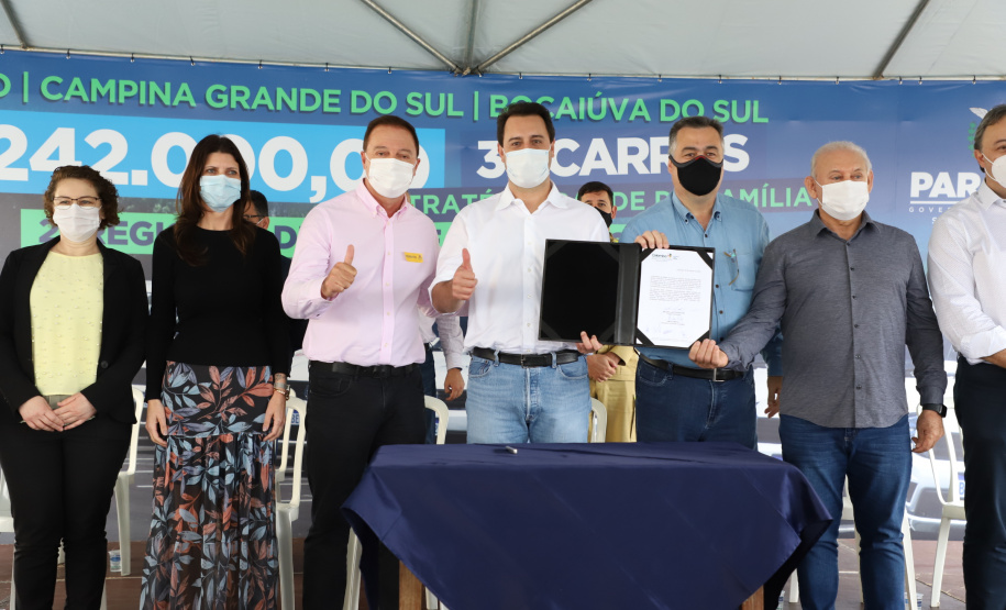 O governador Carlos Massa Ratinho Junior entregou nesta quinta-feira (28) mais 36 novos veículos para reforçar as ações da Saúde da Família em três municípios da Região Metropolitana de Curitiba: Colombo, Bocaiúva do Sul e Campina Grande do Sul. Eles integram a compra de um total de 1.211 automóveis, feita pelo Governo do Estado, para os 399 municípios do Paraná. Foto: Ari Dais/AEN