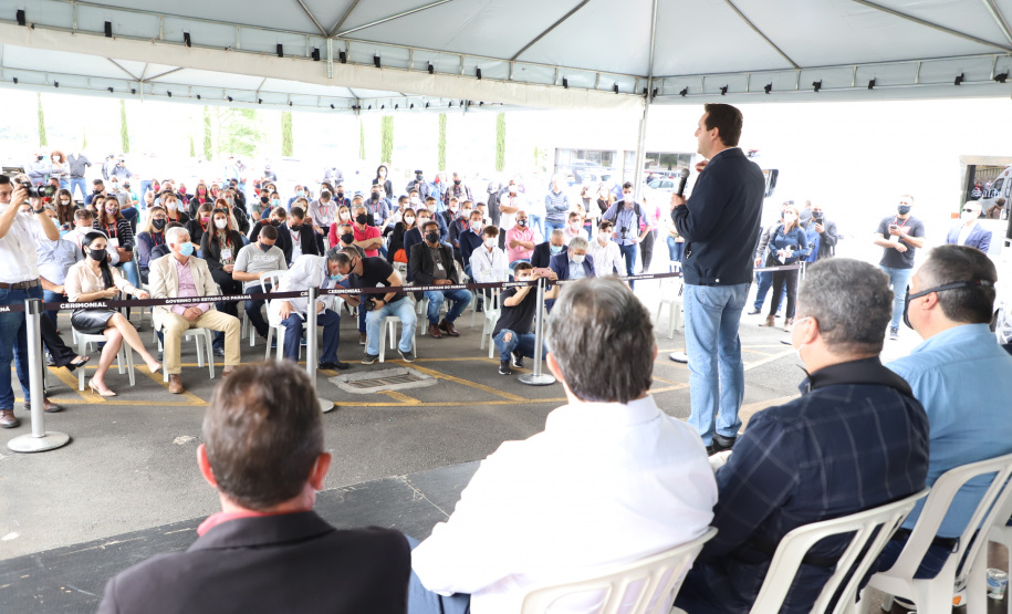 O governador Carlos Massa Ratinho Junior entregou nesta quinta-feira (28) mais 36 novos veículos para reforçar as ações da Saúde da Família em três municípios da Região Metropolitana de Curitiba: Colombo, Bocaiúva do Sul e Campina Grande do Sul. Eles integram a compra de um total de 1.211 automóveis, feita pelo Governo do Estado, para os 399 municípios do Paraná. Foto: Ari Dais/AEN
