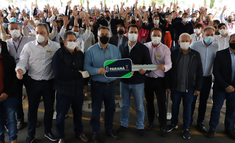 O governador Carlos Massa Ratinho Junior entregou nesta quinta-feira (28) mais 36 novos veículos para reforçar as ações da Saúde da Família em três municípios da Região Metropolitana de Curitiba: Colombo, Bocaiúva do Sul e Campina Grande do Sul. Eles integram a compra de um total de 1.211 automóveis, feita pelo Governo do Estado, para os 399 municípios do Paraná. Foto: Ari Dais/AEN
