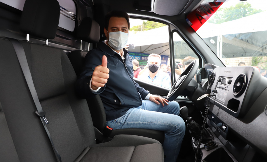 O governador Carlos Massa Ratinho Junior entregou nesta quinta-feira (28) mais 36 novos veículos para reforçar as ações da Saúde da Família em três municípios da Região Metropolitana de Curitiba: Colombo, Bocaiúva do Sul e Campina Grande do Sul. Eles integram a compra de um total de 1.211 automóveis, feita pelo Governo do Estado, para os 399 municípios do Paraná. Foto: Ari Dais/AEN