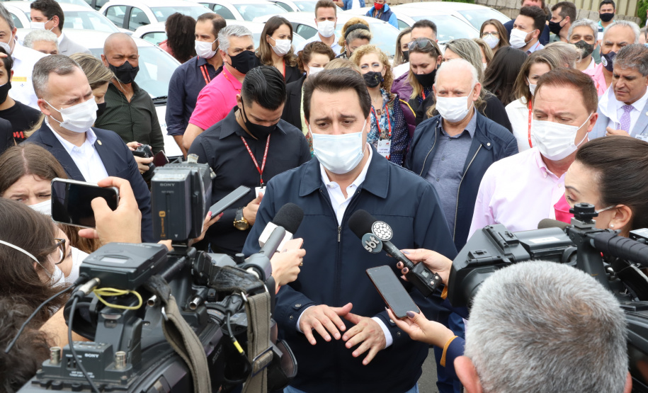 O governador Carlos Massa Ratinho Junior entregou nesta quinta-feira (28) mais 36 novos veículos para reforçar as ações da Saúde da Família em três municípios da Região Metropolitana de Curitiba: Colombo, Bocaiúva do Sul e Campina Grande do Sul. Eles integram a compra de um total de 1.211 automóveis, feita pelo Governo do Estado, para os 399 municípios do Paraná. Foto: Ari Dais/AEN