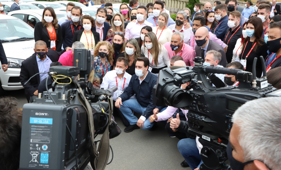 O governador Carlos Massa Ratinho Junior entregou nesta quinta-feira (28) mais 36 novos veículos para reforçar as ações da Saúde da Família em três municípios da Região Metropolitana de Curitiba: Colombo, Bocaiúva do Sul e Campina Grande do Sul. Eles integram a compra de um total de 1.211 automóveis, feita pelo Governo do Estado, para os 399 municípios do Paraná. Foto: Ari Dais/AEN
