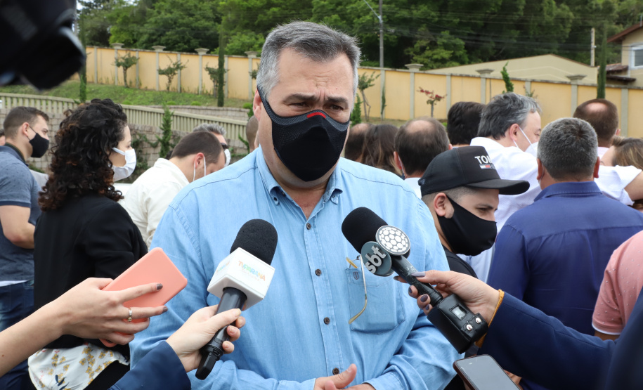 O governador Carlos Massa Ratinho Junior entregou nesta quinta-feira (28) mais 36 novos veículos para reforçar as ações da Saúde da Família em três municípios da Região Metropolitana de Curitiba: Colombo, Bocaiúva do Sul e Campina Grande do Sul. Eles integram a compra de um total de 1.211 automóveis, feita pelo Governo do Estado, para os 399 municípios do Paraná. Foto: Ari Dais/AEN