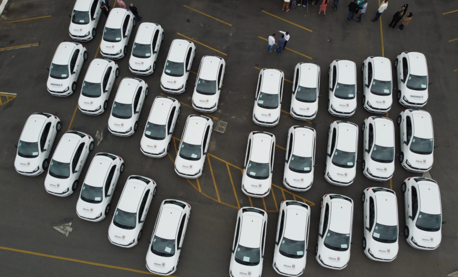 O governador Carlos Massa Ratinho Junior entregou nesta quinta-feira (28) mais 36 novos veículos para reforçar as ações da Saúde da Família em três municípios da Região Metropolitana de Curitiba: Colombo, Bocaiúva do Sul e Campina Grande do Sul. Eles integram a compra de um total de 1.211 automóveis, feita pelo Governo do Estado, para os 399 municípios do Paraná. Foto: Ari Dais/AEN