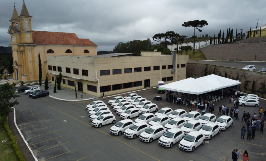 O governador Carlos Massa Ratinho Junior entregou nesta quinta-feira (28) mais 36 novos veículos para reforçar as ações da Saúde da Família em três municípios da Região Metropolitana de Curitiba: Colombo, Bocaiúva do Sul e Campina Grande do Sul. Eles integram a compra de um total de 1.211 automóveis, feita pelo Governo do Estado, para os 399 municípios do Paraná. Foto: Ari Dais/AEN
