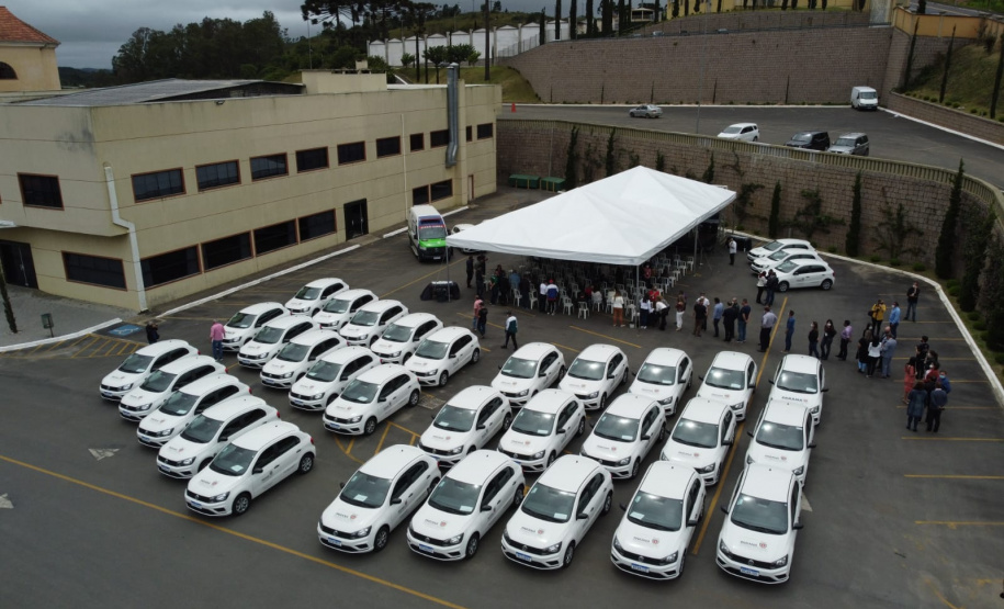 O governador Carlos Massa Ratinho Junior entregou nesta quinta-feira (28) mais 36 novos veículos para reforçar as ações da Saúde da Família em três municípios da Região Metropolitana de Curitiba: Colombo, Bocaiúva do Sul e Campina Grande do Sul. Eles integram a compra de um total de 1.211 automóveis, feita pelo Governo do Estado, para os 399 municípios do Paraná. Foto: Ari Dais/AEN