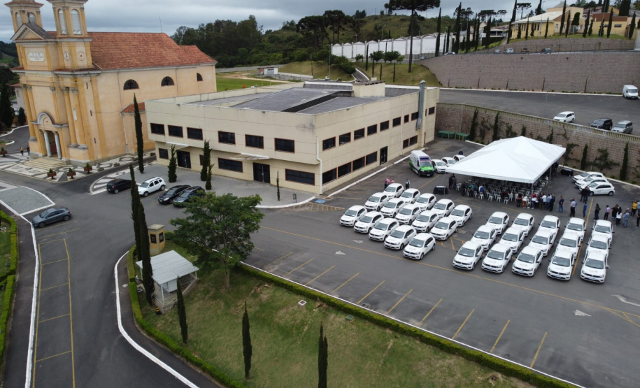 O governador Carlos Massa Ratinho Junior entregou nesta quinta-feira (28) mais 36 novos veículos para reforçar as ações da Saúde da Família em três municípios da Região Metropolitana de Curitiba: Colombo, Bocaiúva do Sul e Campina Grande do Sul. Eles integram a compra de um total de 1.211 automóveis, feita pelo Governo do Estado, para os 399 municípios do Paraná. Foto: Ari Dais/AEN