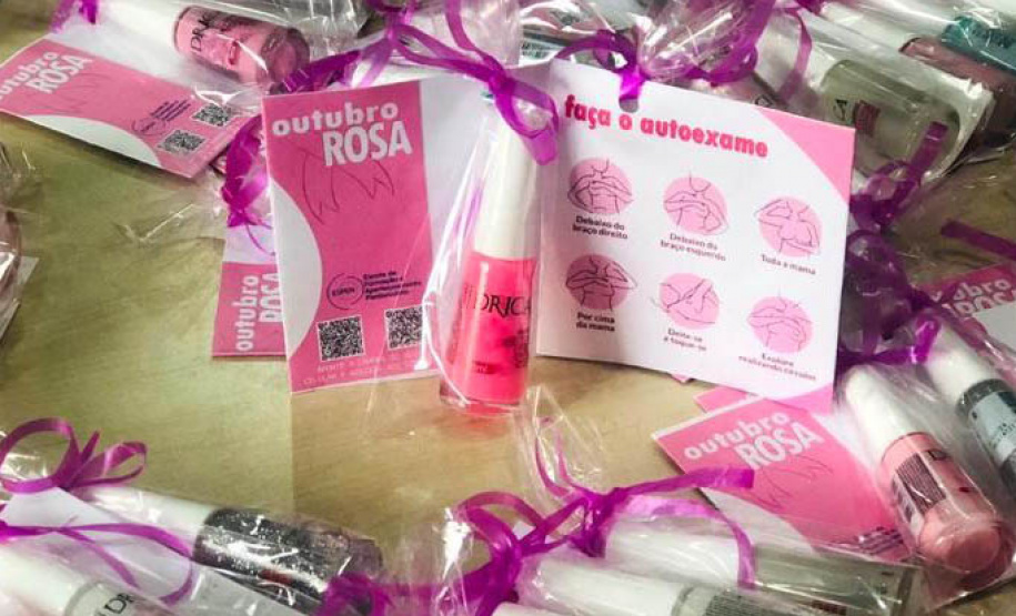 Setenta presas custodiadas na Penitenciária Feminina de Foz do Iguaçu ? Unidade de Progressão (PFF-UP) doaram seus cabelos para a confecção de perucas para mulheres em tratamento de câncer. Os cortes foram feitos de forma voluntária pela equipe do Studio Vip, salão de beleza localizado em Santa Terezinha de Itaipu. Os cabelos serão doados ao setor de oncologia do Hospital Ministro Costa Cavalcanti, em Foz do Iguaçu. - Foz do Iguaçu, 28/10/2021 - Foto: Depen-Pr