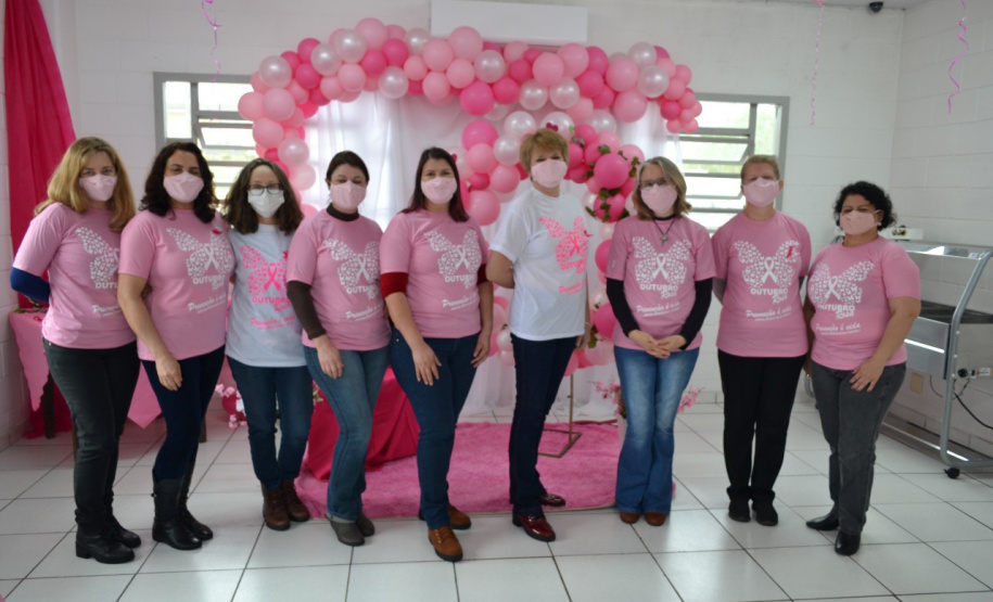 Setenta presas custodiadas na Penitenciária Feminina de Foz do Iguaçu ? Unidade de Progressão (PFF-UP) doaram seus cabelos para a confecção de perucas para mulheres em tratamento de câncer. Os cortes foram feitos de forma voluntária pela equipe do Studio Vip, salão de beleza localizado em Santa Terezinha de Itaipu. Os cabelos serão doados ao setor de oncologia do Hospital Ministro Costa Cavalcanti, em Foz do Iguaçu. - Foz do Iguaçu, 28/10/2021 - Foto: Depen-Pr