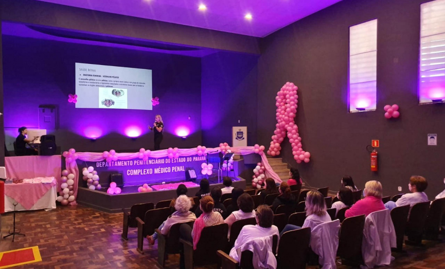 Setenta presas custodiadas na Penitenciária Feminina de Foz do Iguaçu ? Unidade de Progressão (PFF-UP) doaram seus cabelos para a confecção de perucas para mulheres em tratamento de câncer. Os cortes foram feitos de forma voluntária pela equipe do Studio Vip, salão de beleza localizado em Santa Terezinha de Itaipu. Os cabelos serão doados ao setor de oncologia do Hospital Ministro Costa Cavalcanti, em Foz do Iguaçu. - Foz do Iguaçu, 28/10/2021 - Foto: Depen-Pr