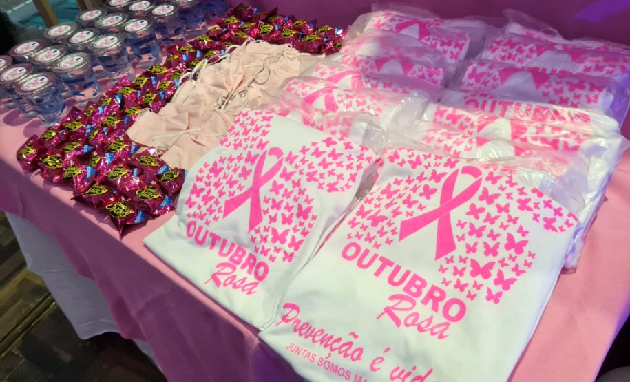 Setenta presas custodiadas na Penitenciária Feminina de Foz do Iguaçu ? Unidade de Progressão (PFF-UP) doaram seus cabelos para a confecção de perucas para mulheres em tratamento de câncer. Os cortes foram feitos de forma voluntária pela equipe do Studio Vip, salão de beleza localizado em Santa Terezinha de Itaipu. Os cabelos serão doados ao setor de oncologia do Hospital Ministro Costa Cavalcanti, em Foz do Iguaçu. - Foz do Iguaçu, 28/10/2021 - Foto: Depen-Pr