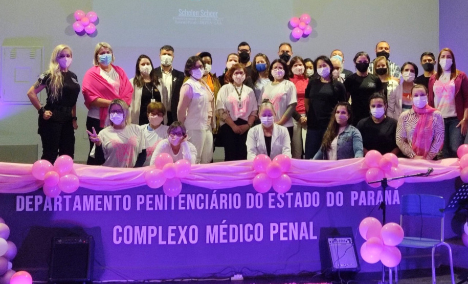 Setenta presas custodiadas na Penitenciária Feminina de Foz do Iguaçu ? Unidade de Progressão (PFF-UP) doaram seus cabelos para a confecção de perucas para mulheres em tratamento de câncer. Os cortes foram feitos de forma voluntária pela equipe do Studio Vip, salão de beleza localizado em Santa Terezinha de Itaipu. Os cabelos serão doados ao setor de oncologia do Hospital Ministro Costa Cavalcanti, em Foz do Iguaçu. - Foz do Iguaçu, 28/10/2021 - Foto: Depen-Pr