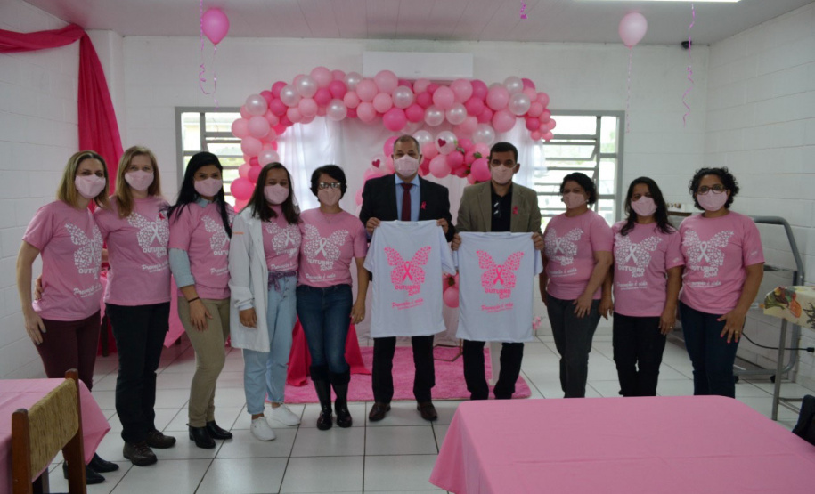 Setenta presas custodiadas na Penitenciária Feminina de Foz do Iguaçu ? Unidade de Progressão (PFF-UP) doaram seus cabelos para a confecção de perucas para mulheres em tratamento de câncer. Os cortes foram feitos de forma voluntária pela equipe do Studio Vip, salão de beleza localizado em Santa Terezinha de Itaipu. Os cabelos serão doados ao setor de oncologia do Hospital Ministro Costa Cavalcanti, em Foz do Iguaçu. - Foz do Iguaçu, 28/10/2021 - Foto: Depen-Pr