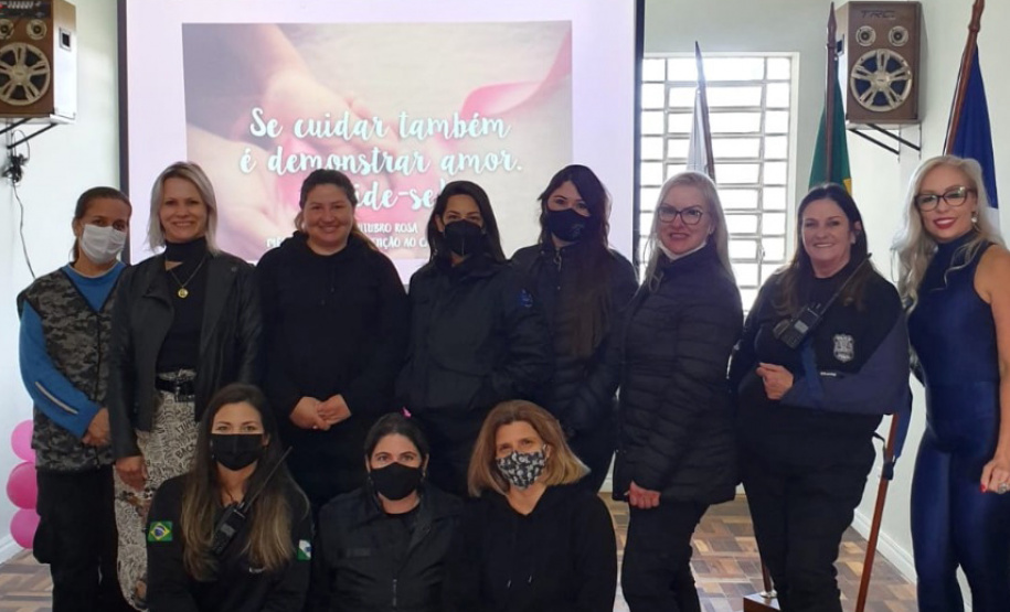 Setenta presas custodiadas na Penitenciária Feminina de Foz do Iguaçu ? Unidade de Progressão (PFF-UP) doaram seus cabelos para a confecção de perucas para mulheres em tratamento de câncer. Os cortes foram feitos de forma voluntária pela equipe do Studio Vip, salão de beleza localizado em Santa Terezinha de Itaipu. Os cabelos serão doados ao setor de oncologia do Hospital Ministro Costa Cavalcanti, em Foz do Iguaçu. - Foz do Iguaçu, 28/10/2021 - Foto: Depen-Pr