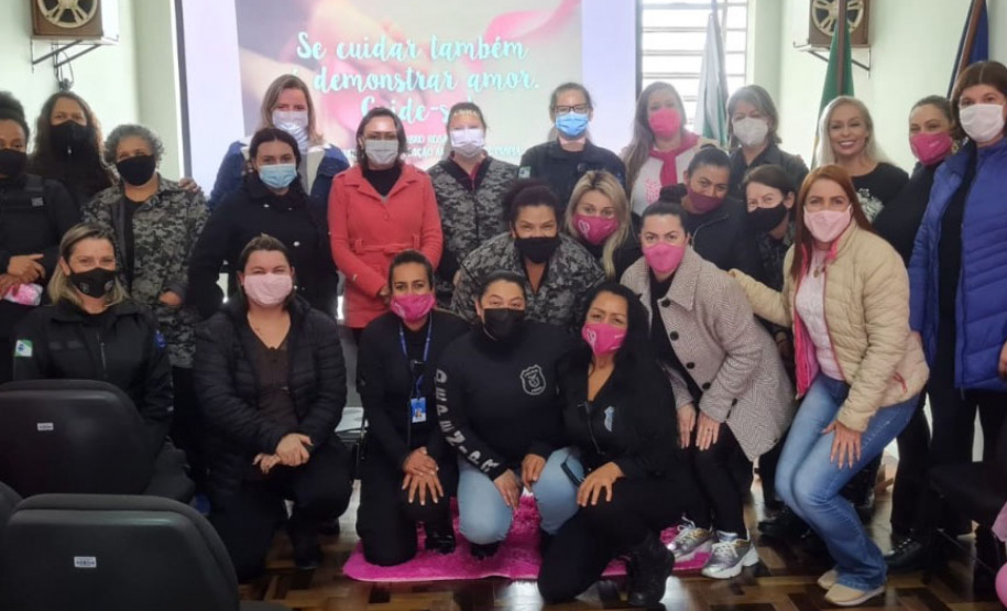 Setenta presas custodiadas na Penitenciária Feminina de Foz do Iguaçu ? Unidade de Progressão (PFF-UP) doaram seus cabelos para a confecção de perucas para mulheres em tratamento de câncer. Os cortes foram feitos de forma voluntária pela equipe do Studio Vip, salão de beleza localizado em Santa Terezinha de Itaipu. Os cabelos serão doados ao setor de oncologia do Hospital Ministro Costa Cavalcanti, em Foz do Iguaçu. - Foz do Iguaçu, 28/10/2021 - Foto: Depen-Pr