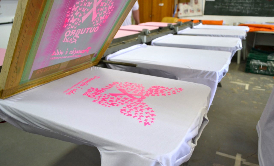 Setenta presas custodiadas na Penitenciária Feminina de Foz do Iguaçu ? Unidade de Progressão (PFF-UP) doaram seus cabelos para a confecção de perucas para mulheres em tratamento de câncer. Os cortes foram feitos de forma voluntária pela equipe do Studio Vip, salão de beleza localizado em Santa Terezinha de Itaipu. Os cabelos serão doados ao setor de oncologia do Hospital Ministro Costa Cavalcanti, em Foz do Iguaçu. - Foz do Iguaçu, 28/10/2021 - Foto: Depen-Pr