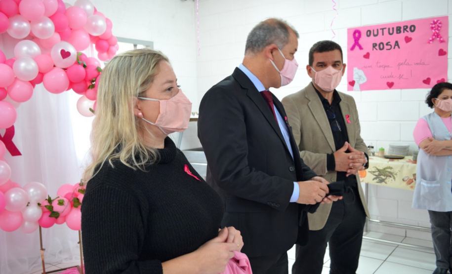 Setenta presas custodiadas na Penitenciária Feminina de Foz do Iguaçu ? Unidade de Progressão (PFF-UP) doaram seus cabelos para a confecção de perucas para mulheres em tratamento de câncer. Os cortes foram feitos de forma voluntária pela equipe do Studio Vip, salão de beleza localizado em Santa Terezinha de Itaipu. Os cabelos serão doados ao setor de oncologia do Hospital Ministro Costa Cavalcanti, em Foz do Iguaçu. - Foz do Iguaçu, 28/10/2021 - Foto: Depen-Pr