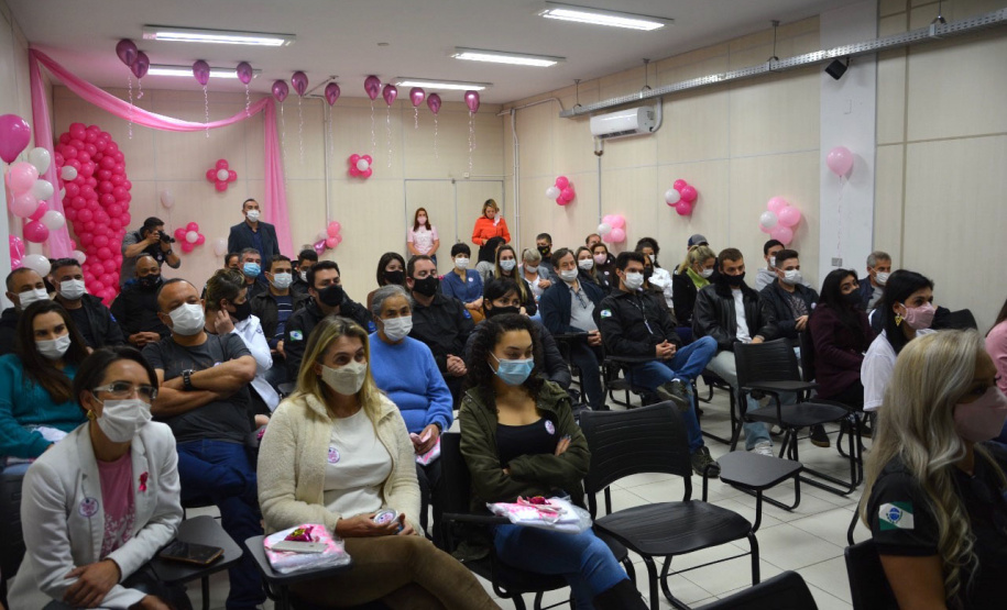 Setenta presas custodiadas na Penitenciária Feminina de Foz do Iguaçu ? Unidade de Progressão (PFF-UP) doaram seus cabelos para a confecção de perucas para mulheres em tratamento de câncer. Os cortes foram feitos de forma voluntária pela equipe do Studio Vip, salão de beleza localizado em Santa Terezinha de Itaipu. Os cabelos serão doados ao setor de oncologia do Hospital Ministro Costa Cavalcanti, em Foz do Iguaçu. - Foz do Iguaçu, 28/10/2021 - Foto: Depen-Pr