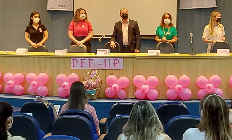 Setenta presas custodiadas na Penitenciária Feminina de Foz do Iguaçu ? Unidade de Progressão (PFF-UP) doaram seus cabelos para a confecção de perucas para mulheres em tratamento de câncer. Os cortes foram feitos de forma voluntária pela equipe do Studio Vip, salão de beleza localizado em Santa Terezinha de Itaipu. Os cabelos serão doados ao setor de oncologia do Hospital Ministro Costa Cavalcanti, em Foz do Iguaçu. - Foz do Iguaçu, 28/10/2021 - Foto: Depen-Pr