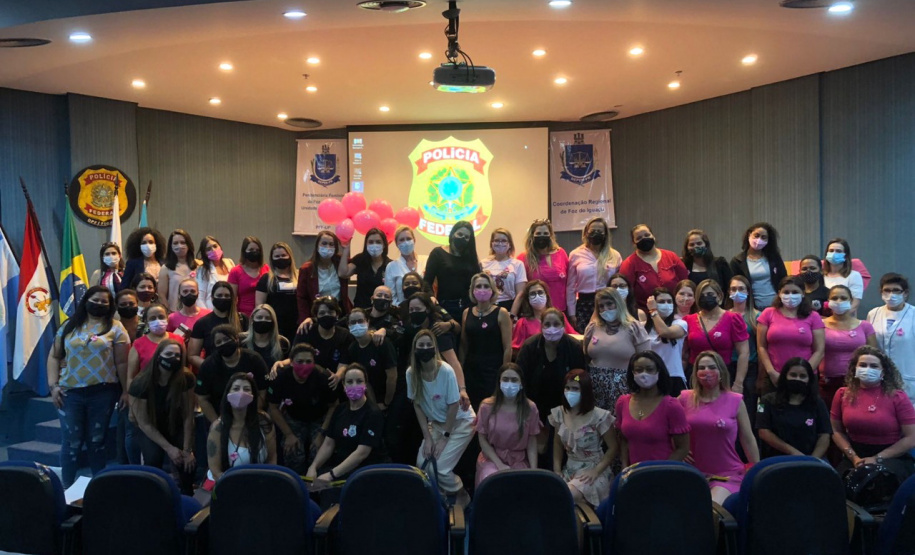 Setenta presas custodiadas na Penitenciária Feminina de Foz do Iguaçu ? Unidade de Progressão (PFF-UP) doaram seus cabelos para a confecção de perucas para mulheres em tratamento de câncer. Os cortes foram feitos de forma voluntária pela equipe do Studio Vip, salão de beleza localizado em Santa Terezinha de Itaipu. Os cabelos serão doados ao setor de oncologia do Hospital Ministro Costa Cavalcanti, em Foz do Iguaçu. - Foz do Iguaçu, 28/10/2021 - Foto: Depen-Pr