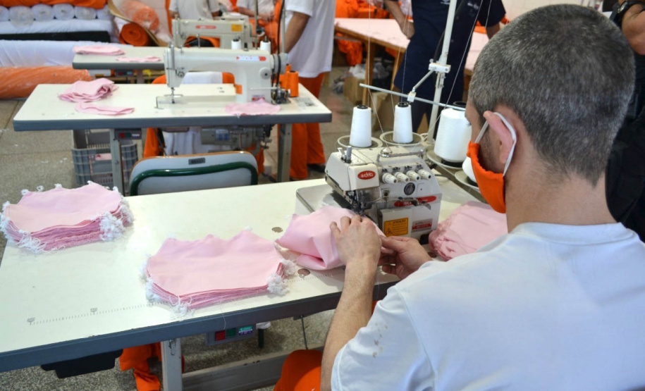 Setenta presas custodiadas na Penitenciária Feminina de Foz do Iguaçu ? Unidade de Progressão (PFF-UP) doaram seus cabelos para a confecção de perucas para mulheres em tratamento de câncer. Os cortes foram feitos de forma voluntária pela equipe do Studio Vip, salão de beleza localizado em Santa Terezinha de Itaipu. Os cabelos serão doados ao setor de oncologia do Hospital Ministro Costa Cavalcanti, em Foz do Iguaçu. - Foz do Iguaçu, 28/10/2021 - Foto: Depen-Pr
