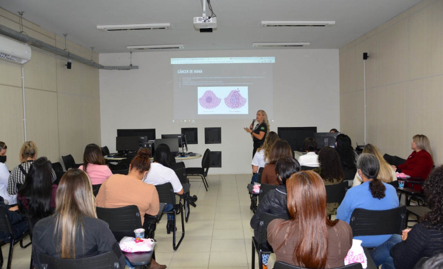 Setenta presas custodiadas na Penitenciária Feminina de Foz do Iguaçu ? Unidade de Progressão (PFF-UP) doaram seus cabelos para a confecção de perucas para mulheres em tratamento de câncer. Os cortes foram feitos de forma voluntária pela equipe do Studio Vip, salão de beleza localizado em Santa Terezinha de Itaipu. Os cabelos serão doados ao setor de oncologia do Hospital Ministro Costa Cavalcanti, em Foz do Iguaçu. - Foz do Iguaçu, 28/10/2021 - Foto: Depen-Pr